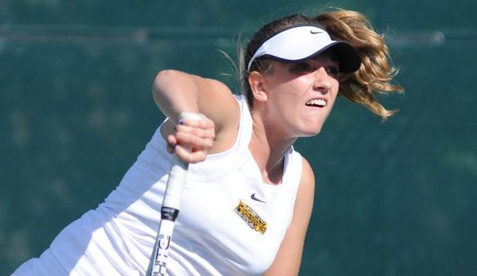 Gallard teamed with Looareesuwan for a No. 2 doubles win.
